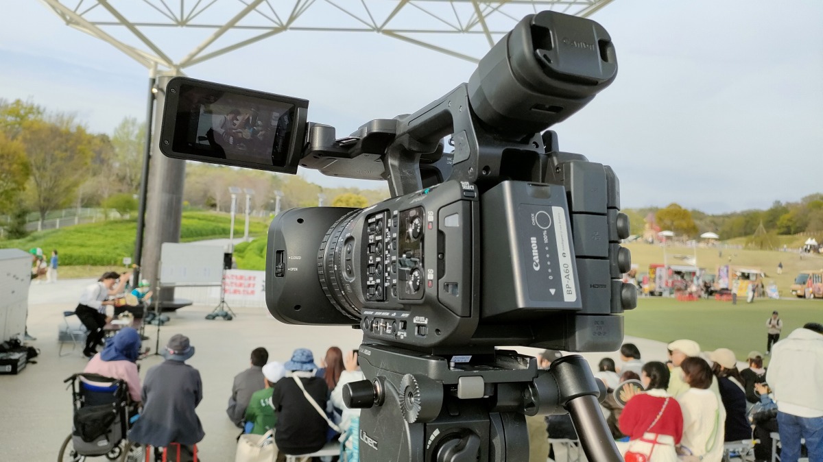 ステージを撮る業務用ビデオカメラ。愛知県長久手市の愛・地球博記念公園 (モリコロパーク)にて開催されたフェスティバルでステージの記録映像の撮影を担当させていただきました。