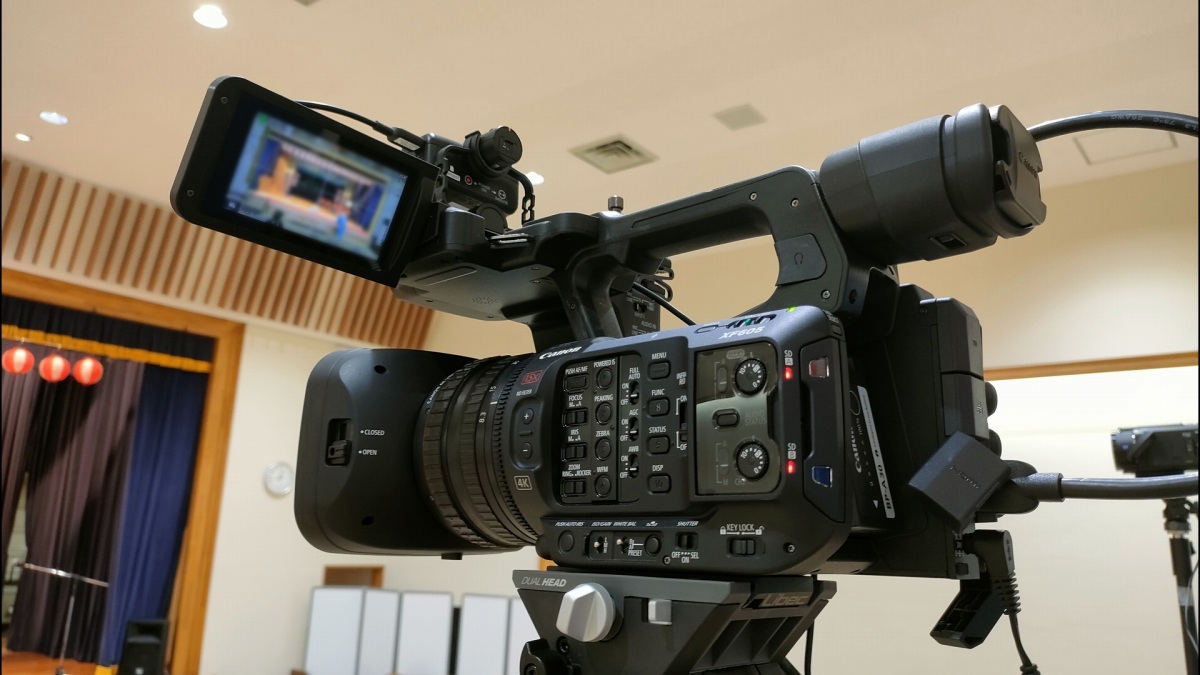 ステージを撮影する業務用ビデオカメラ。滋賀県東近江市の湖東コミュニティセンターにて開催された「江州音頭フェスタinしが2025」のステージ映像映像を撮像させていただきました。