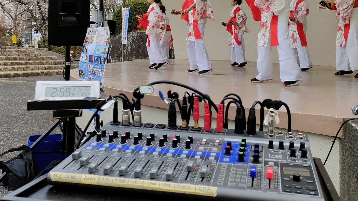 ダンスステージとオペレーション中のオーディオミキサー。滋賀県東近江市の延命公園にて開催された八日市商工会議所（サービス業部会）主催の「さくらはるまつり」にてステージの音響業務を担当させていただきました。