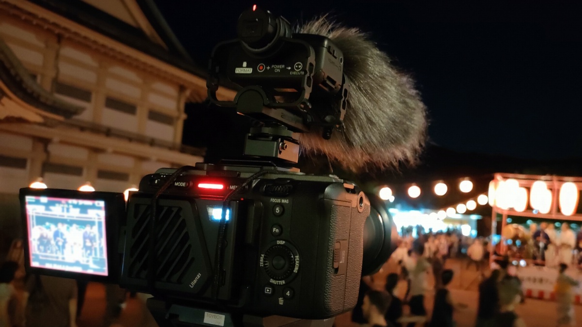 ステージを撮影するカメラSONY FX30。京都市のロームシアター(京都会館)にて開催された江州音頭フェスタin京都の記録映像撮影を担当させていただきました。
