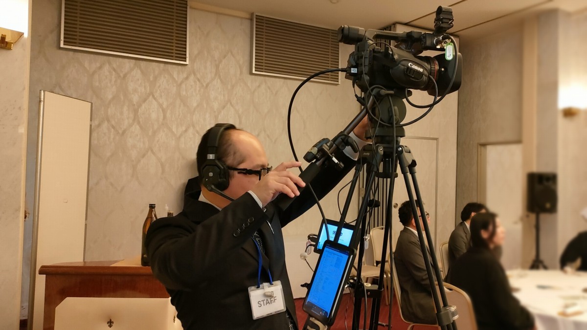 ステージを撮影するカメラマン。滋賀県東近江市の八日市ロイヤルホテルにて開催された「ライアート会」にてライブ配信を担当させていただきました。