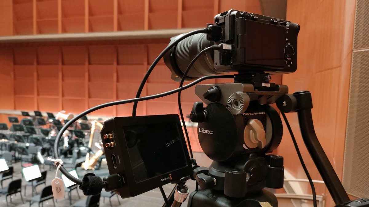 オーケストラ演奏会の撮影現場でバルコニー席にセッティングされたソニーFX30とLibec三脚システム。滋賀県立芸術劇場びわ湖ホールにて開催された「久末航 凱旋記念コンサート(日本センチュリー交響楽団)」の映像撮影に参加しました。