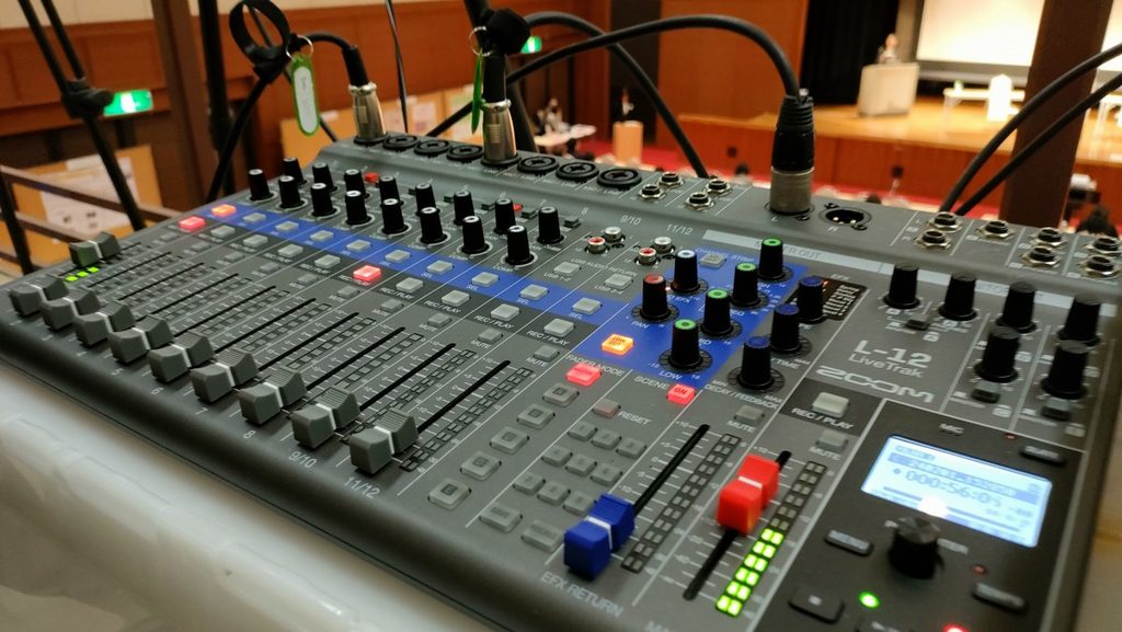 演奏会場でのマルチトラック音声収録とレコーディングを行うデジタルミキサーZOOM LiveTrak L-12