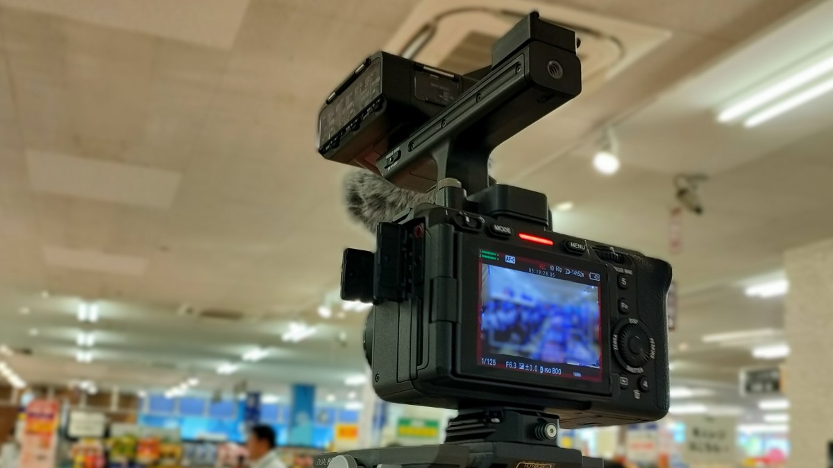 Sony FX30とXLRハンドルユニットをセッティングした店舗PR動画の撮影現場。滋賀県近江八幡市のフレンドマート江頭店のリニューアルオープン。