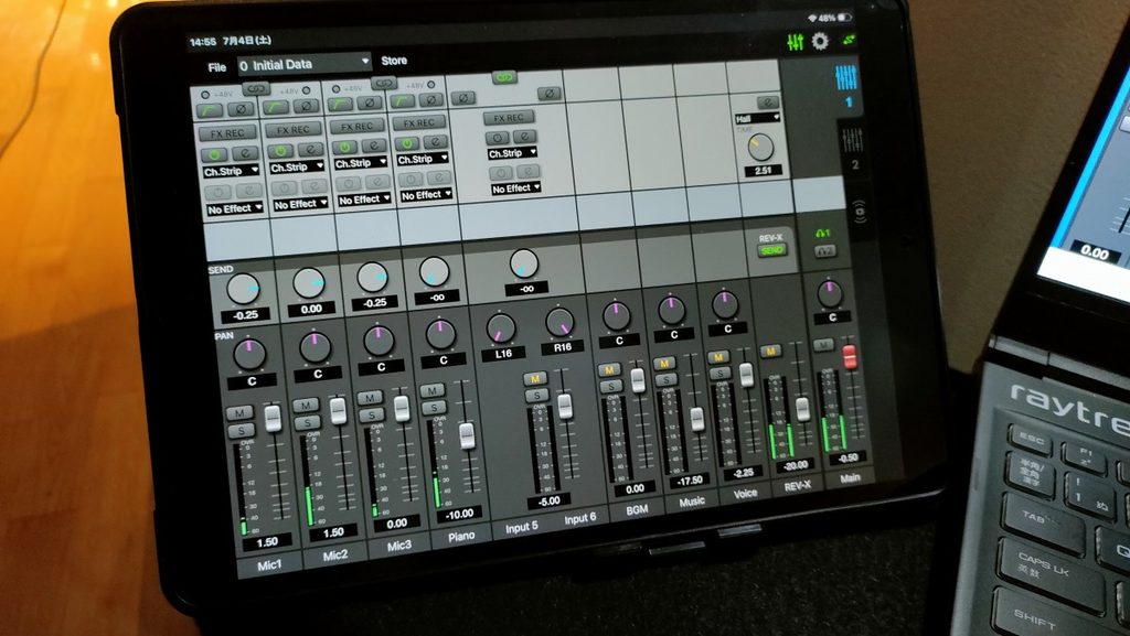 文化公演会の客席でiPadを使って音量調整を行うUR44Cのリモート操作